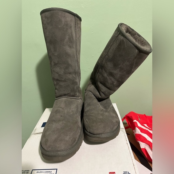 EUC Gray Uggs - Picture 8 of 16